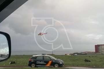 Un helicóptero del GES rescata a un surfista en apuros en aguas de Telde/TA.